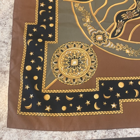 Sun and stars crochetta Scarf made in Florence Italy 100% polyester 34.5 X 34.5 - Picture 4 of 16